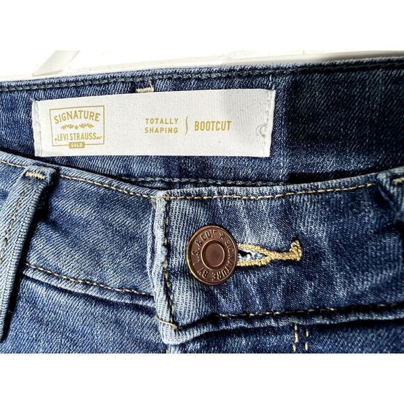Signature Levi's Totally Shaping Womens Bootcut Medium Wash (28/30)  SEE MEASURE - Picture 2 of 7